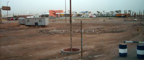 (Фото 3) Самый центр Зафараны. Заправка, магазины, рынок