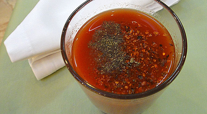Томатный сок с разными видами перцев и соусов — самый вкусный напиток в мире!