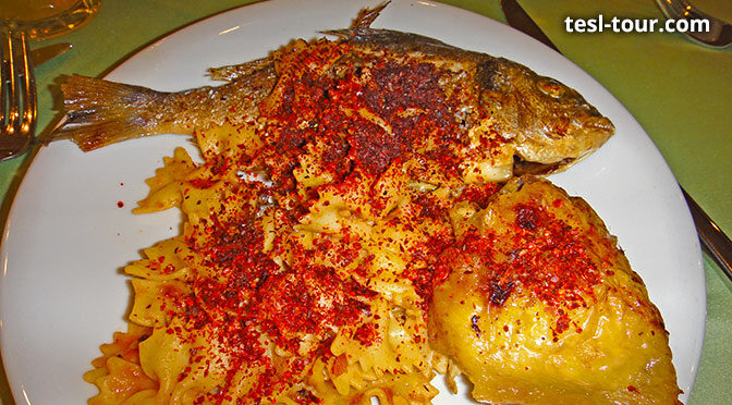 Посыпая блюдо чили, вкуса будет всегда шире! Простецкий африкан микс — рыба, самоса и макароны под острейшим перьевым дробленым красным чили