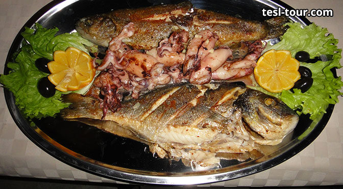Балканский БЛЮДО-АКВАРИУМ в тарелке, где рыба, кальмары, осьминоги, салат, маслины и мандарины — все плавает на одном подносе!
