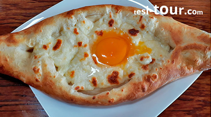 Когда яйцо плавает в хлебной лодке с сыром. Хачапури ЛОДОЧКА по-абхазски с яйцом. Как правильно кушать хачапури?