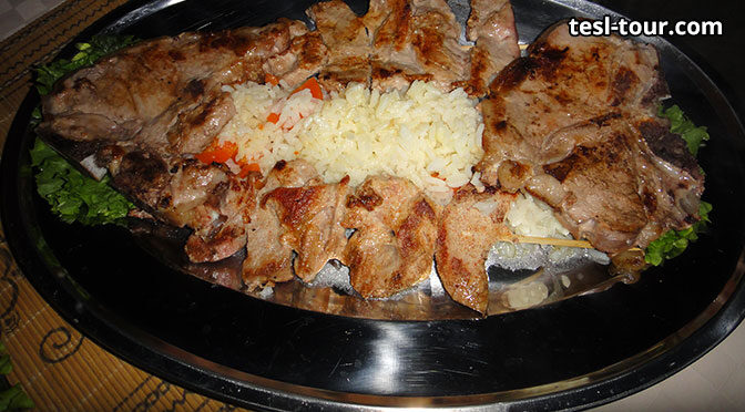 Шашлык по-сербски на шпажках с белым рисом