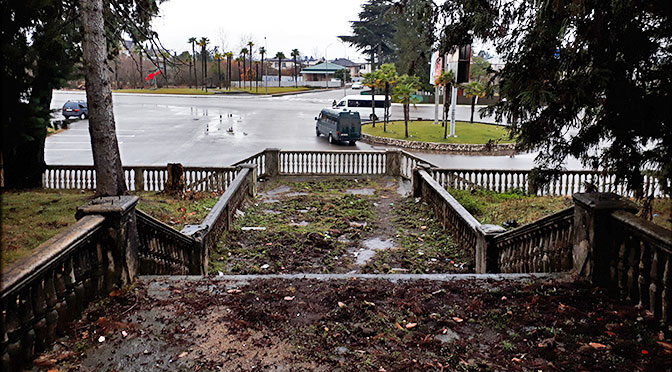 Заброшенный парк за автовокзалом города Гал в Абхазии