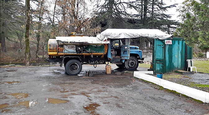 Как заправляются бензином в Абхазии? ЗИЛоразливочные мобильные станции
