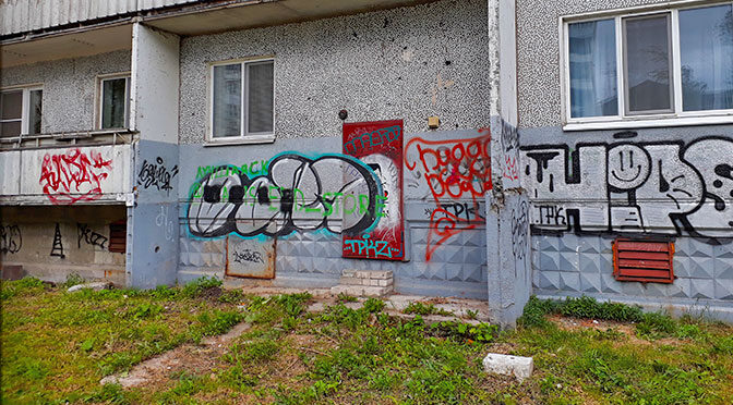 Граффити на жилых домах в Архангельске