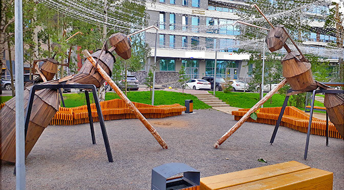 Молодежный сквер с исполинскими муравьями в Архангельске