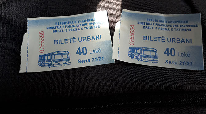 Какая цена за проезд в городских автобусах Албании?