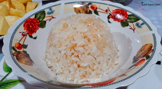 Плошка с рисом, перевернутая в тарелку