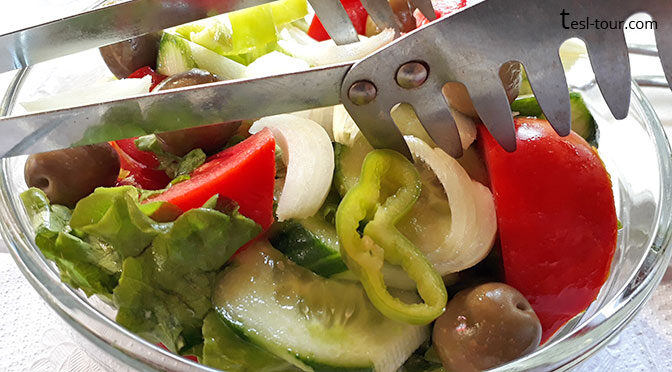 Салат из свежих овощей с оливками. Чего можно опасаться?