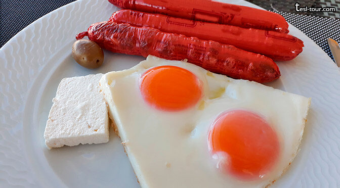 Почему сосиски не очищают от оболочки? Аккуратная яичница, сосиски, оливки и сырок. Еще один завтрак по-албански, похожий на многие другие, ну очень вкусный!