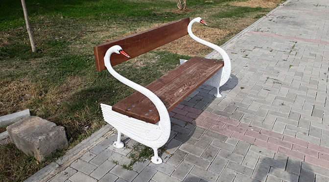 Между двумя лебедями на скамейке в парке!