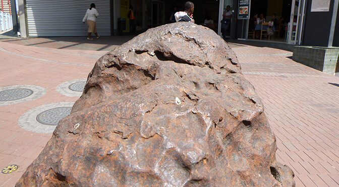 ГИБЕОНОВЫ МЕТЕОРИТЫ в Виндхуке. Про намибийский метеоритный дождь, прошедший полмиллиона лет назад на юге Африки!