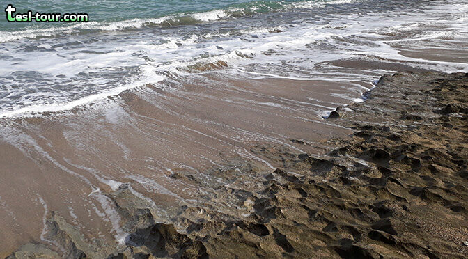 Берега с элементами застывшей лавы в Доминикане. Песочно-вулканические пляжи