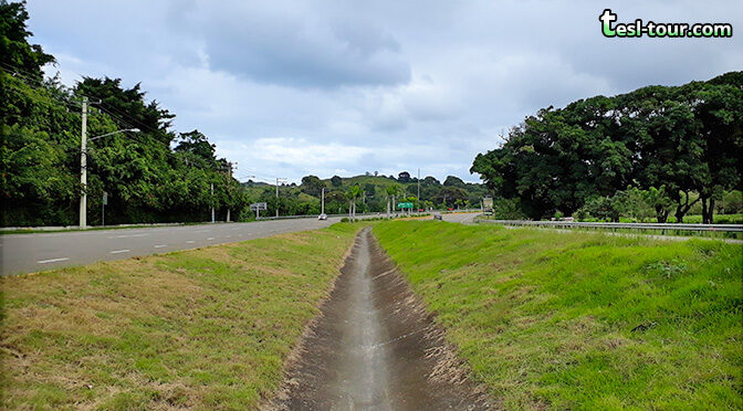 Вдоль доминиканских дорог по ливневым дренажным стокам пешком прямо по их центру