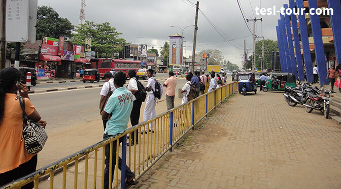 Про длинные автобусные остановки из людей в Шри-Ланке, и про помощников-подсказчиков