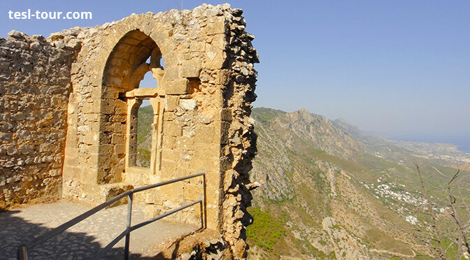 Про замок ДЬЁ Д’АМУР (Святого Илариона) на склоне Киренийского хребта, что на о.Кипр