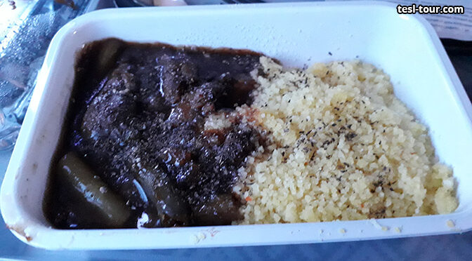 Кускус с говядиной в черном говяжьем соусе — то, чем нас как-то накормили в самолете