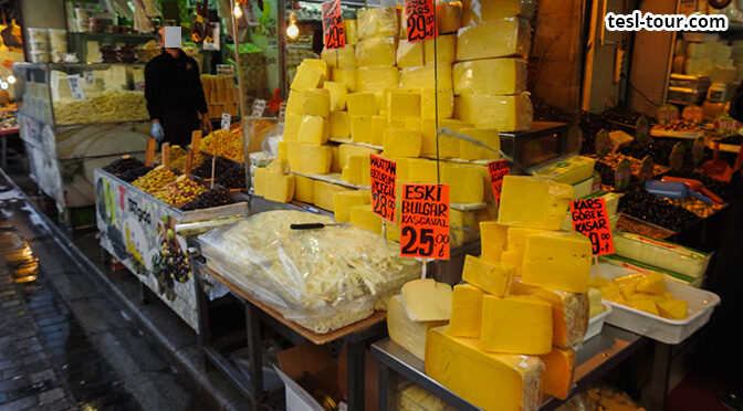 Сырные блочища на главном рынке Стамбула