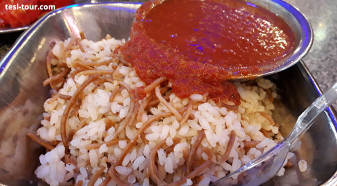 Рис с лапшой и томатной подливой. Египетская традиционная еда