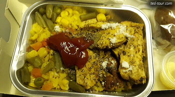 Кетчуп, курица, салат, кукуруза и шпинат! Про интересное питание на борту самолета