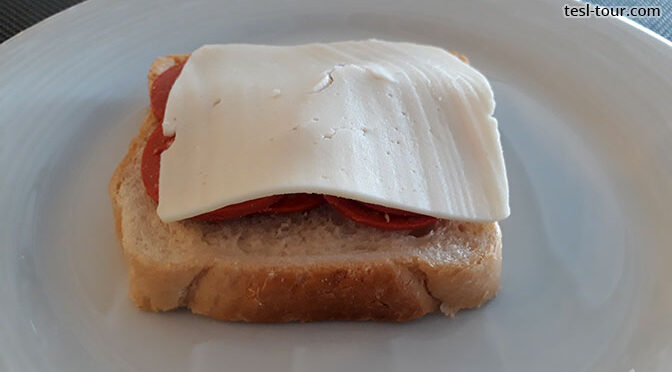 Бутерброд с колбасой под ветчиной — «мечта», как скажет наш герой!
