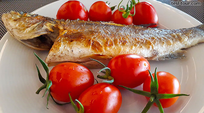 Жареная рыба со свежими томатами черри в качестве овощного гарнира