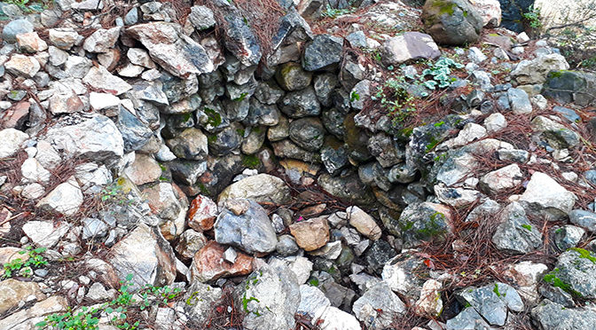 Древние ямы каменной кладки. И снова в глуши на тропе в горах встречаются развалины непонятного предназначения