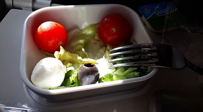 Сыркам Моцарелла, оливкам, салату, и двум помидоркам — всегда будем рады! Про лёгкое авиапитание