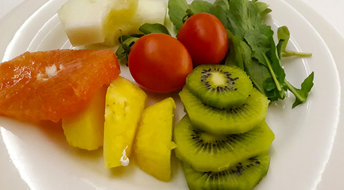 БЛЮДО ОВОЩНО-ФРУКТОВОЕ (или фруктово-овощное). Завтрак из свежих овощей, фруктов и зелени, совмещённых в одной тарелке