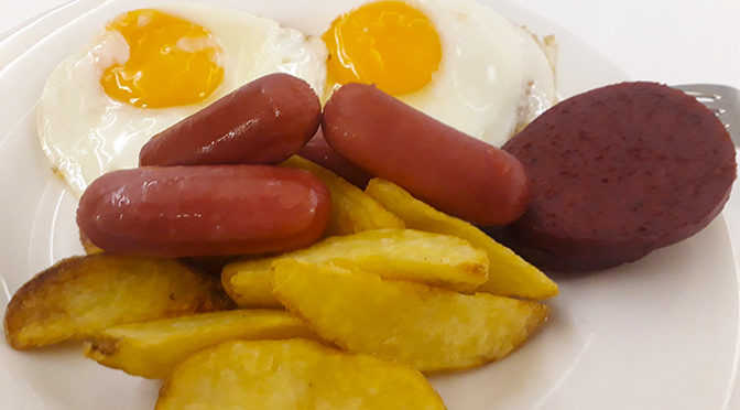 Что такое ПЛОТНЕЙШИЙ ЗАВТРАК и для чего он нужен? Сосиски, картошку, суджук и яйцо — всё это на завтрак едим если что!