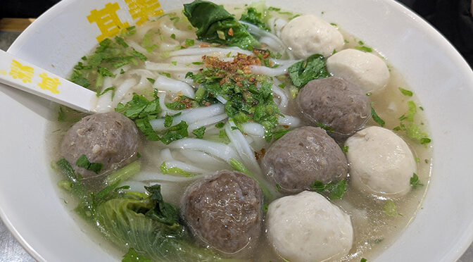 Рамен с пельменями и рыбными шариками: вкусный обед в центре Гуанчжоу за 50 юаней